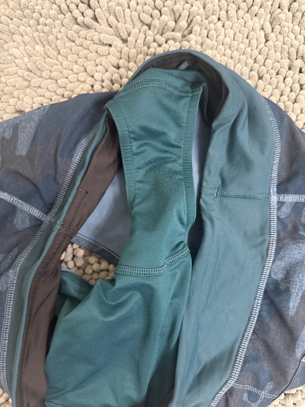 Lululemon speed up, size 8, 2.5 in inseam, mid rise, good condition - Picture 5 of 5